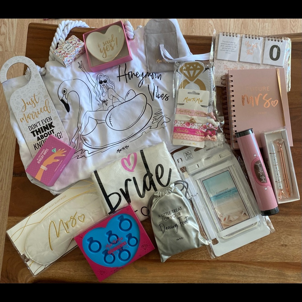 Various Miss to Mrs box items